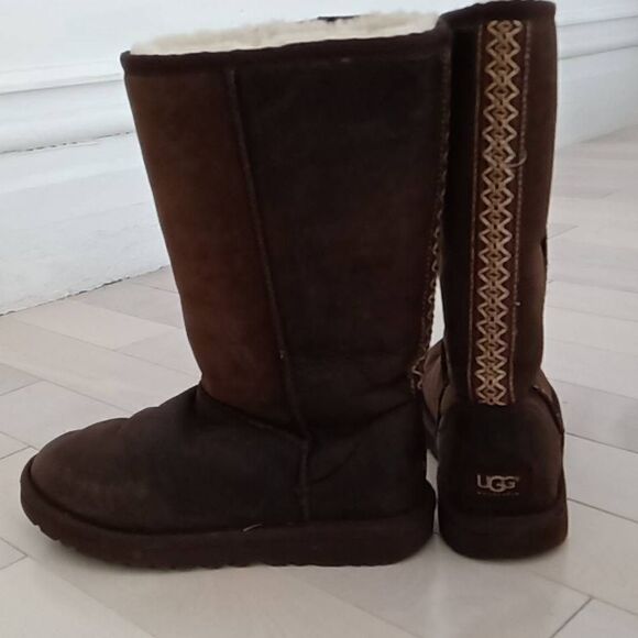 UGG Australia Women's Brown Suede Round Toe Pull-On Classic Short Boot Size 6 - Picture 1 of 6